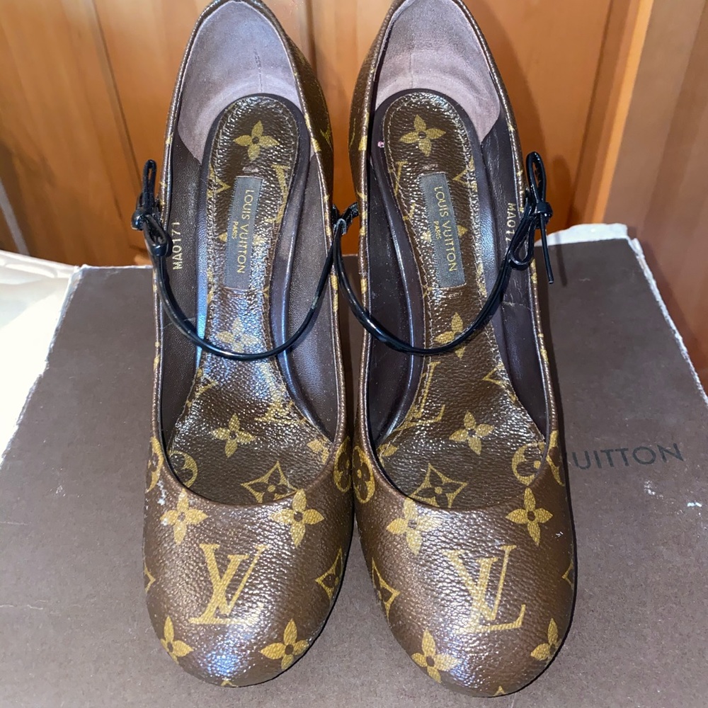 Louis Vuitton Pumps fetish strap